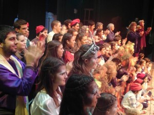 Els actors i actrius dels pastorets al final de la representació