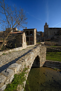 Pont medieval de Bag sobre el Bastereny, al fons l'esglsia de Sant Esteve, del segle XIV, Bag, el Bergued, Barcelona