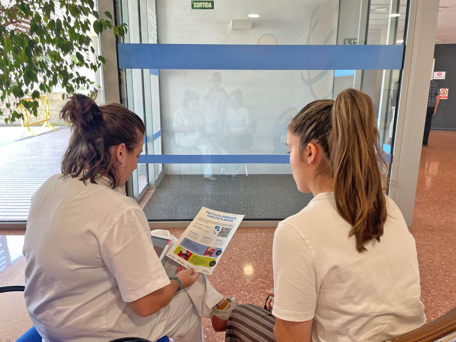 L’Hospital de Berga facilita l’inici de la rehabilitació a casa des del mateix dia del diagnòstic, amb vídeos i exercicis guiats