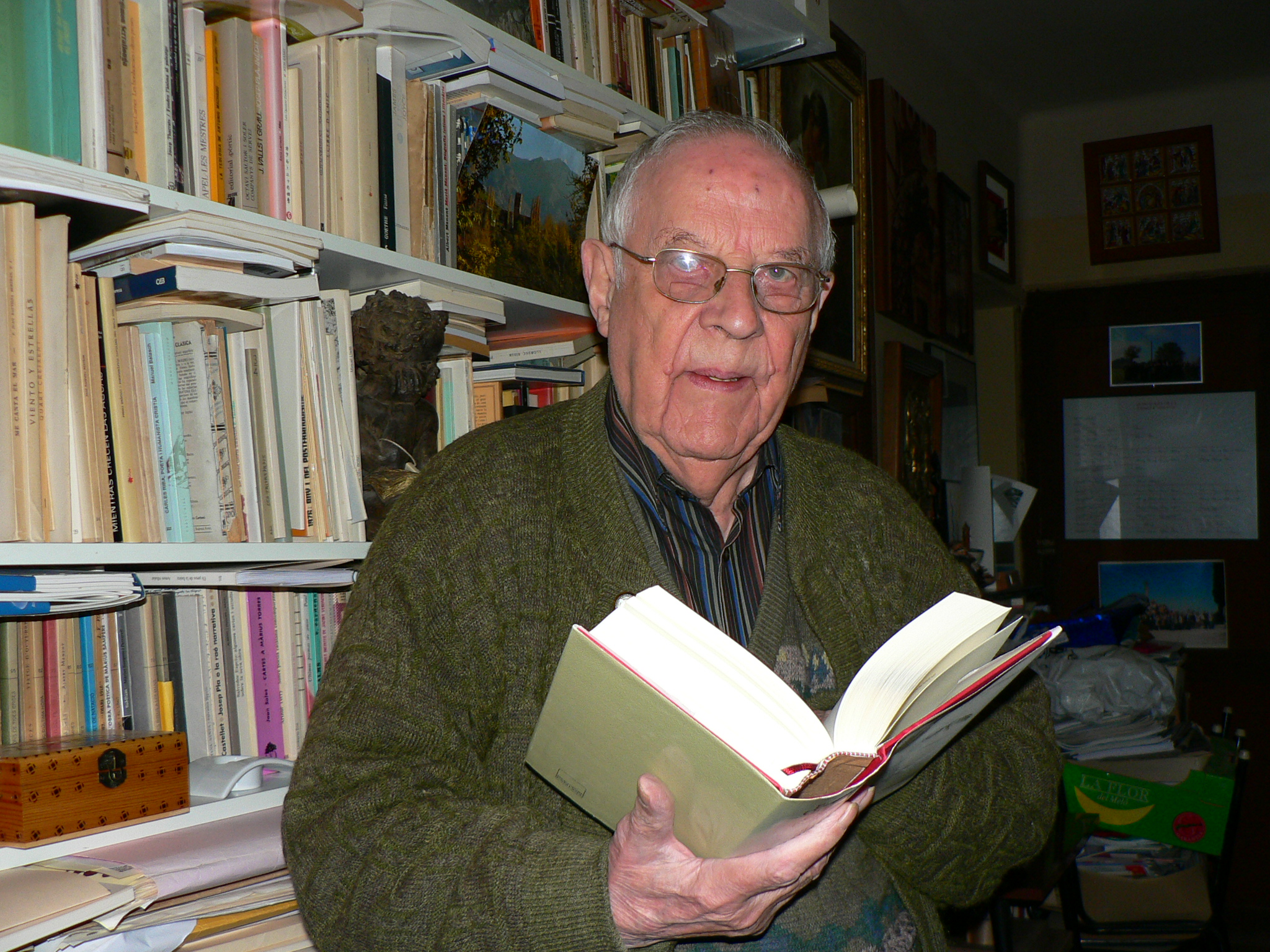 Mossèn_Climent_Forner_entre_llibres
